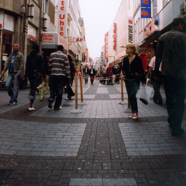 Teiler - installation view of the work teiler in the Hohestrasse, Cologne.